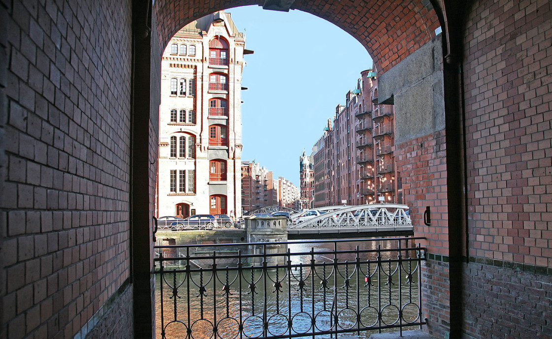 Hamburg Sehenswürdigkeiten: Kannengießerortbrücke und Speicher im Wandrahm im UNESCO Weltkulturerbe Speicherstadt Hamburg 