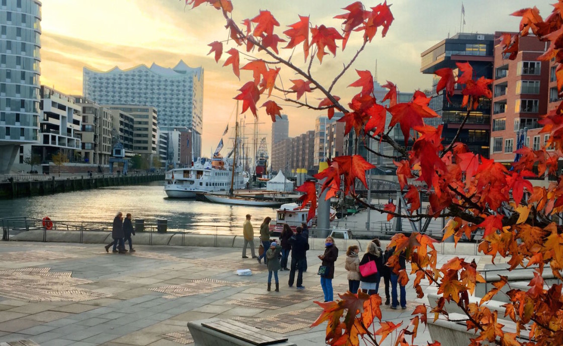 Hamburg Sehenswürdigkeiten: Sandtorhafen in der Hafencity Hamburg mit Elbphilharmonie im Herbst