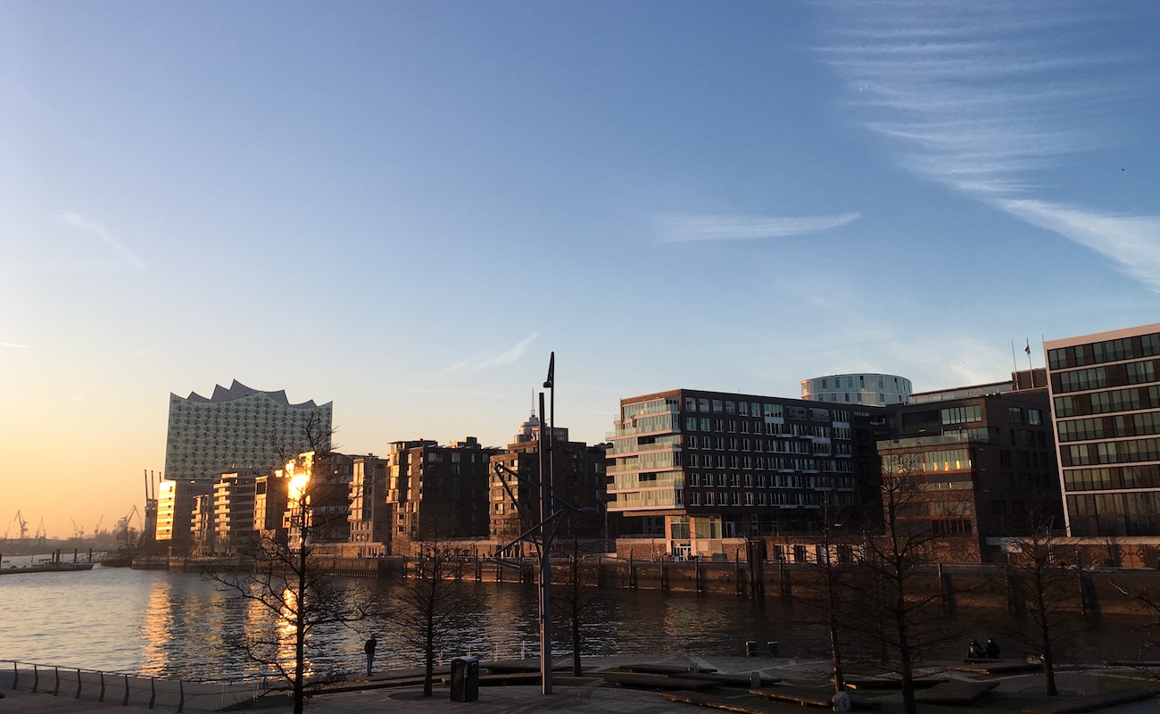 Hamburg Hafencity bei Sonnenuntergang mit der Elbphilharmonie im Hintergrund.