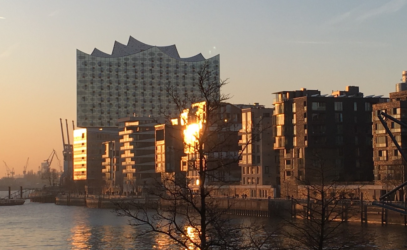 Die Elbphilharmonie Hamburg im goldenen Schein der Abendsonne.