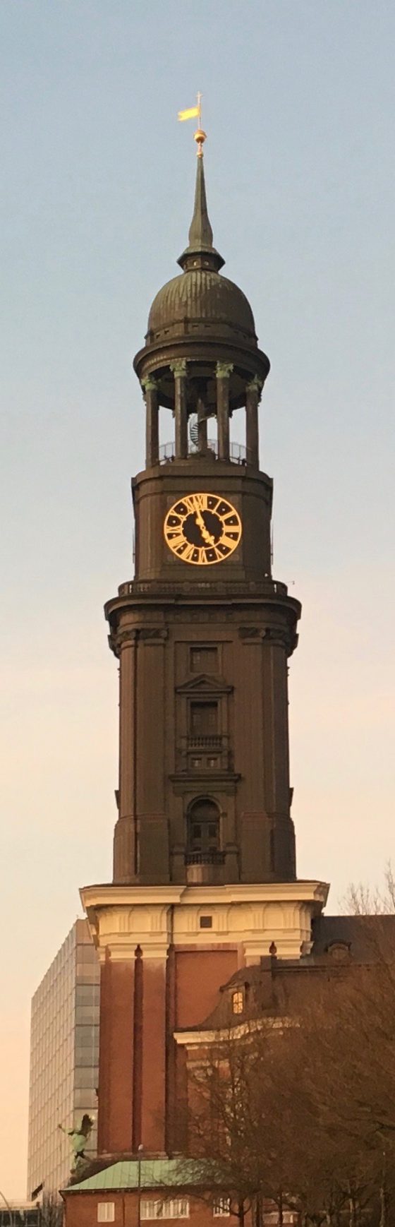 Hamburg Sehenswürdigkeiten: Der Turm der Kirche St. Michaelis Hamburg in der Abendsonne 