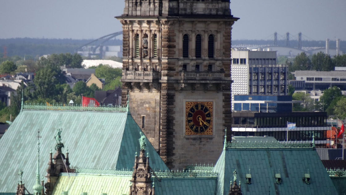 Hamburg Sehenswürdigkeiten: Ein Ausschnitt vom Turm des Rathaus Hamburg mit dem charakteristischen Grünspan auf dem Rathausdach