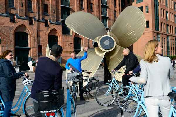 Hamburg Fahrradtour Gruppe Schiffsschraube Hamburg Hafencity