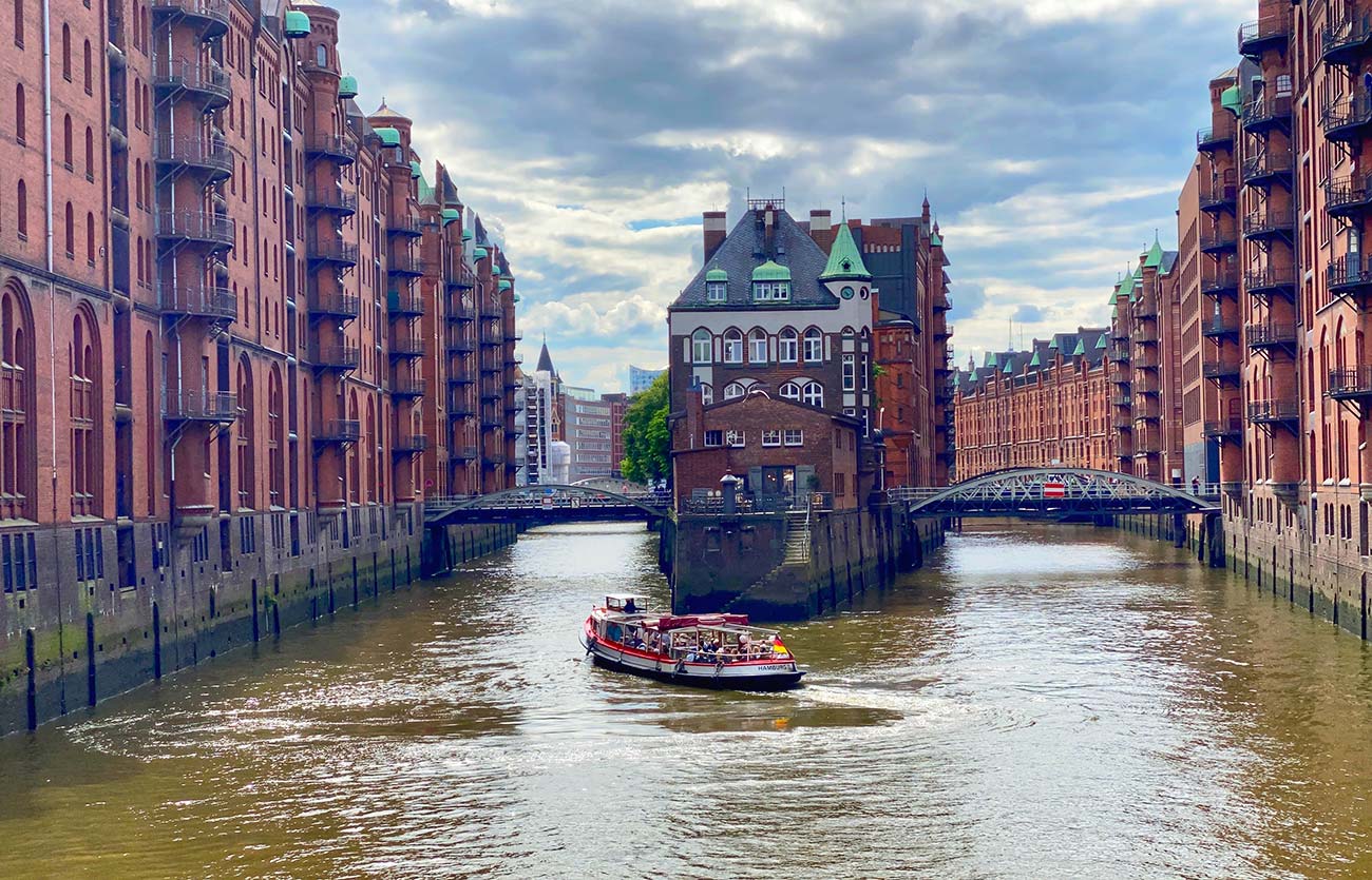 Speicherstadt Hamburg, Wasserschloss, Speicherstadt Führungen, Speicherstadt Touren, Hamburg Stadtführung, Barkasse, Sommer in der Speicherstadt, Rosinenfischer, Besondere Stadtführungen in Hamburg