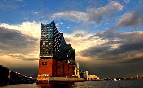 Es ist die Vorderseite der Elbphilharmonie von der Wasserseite aus zu sehen.